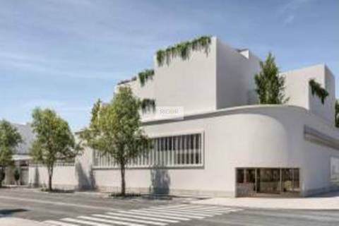 Apartamento T4 com varanda, 3 lugares de estacionamento e arrumo em Matosinhos Sul