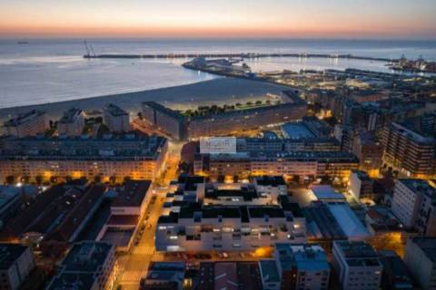 Apartamento T4 com varanda, 3 lugares de estacionamento e arrumo em Matosinhos Sul