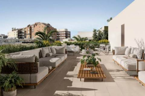 Apartamento T4 com 2 pátios, 3 lugares de estacionamento e arrumo em Matosinhos Sul