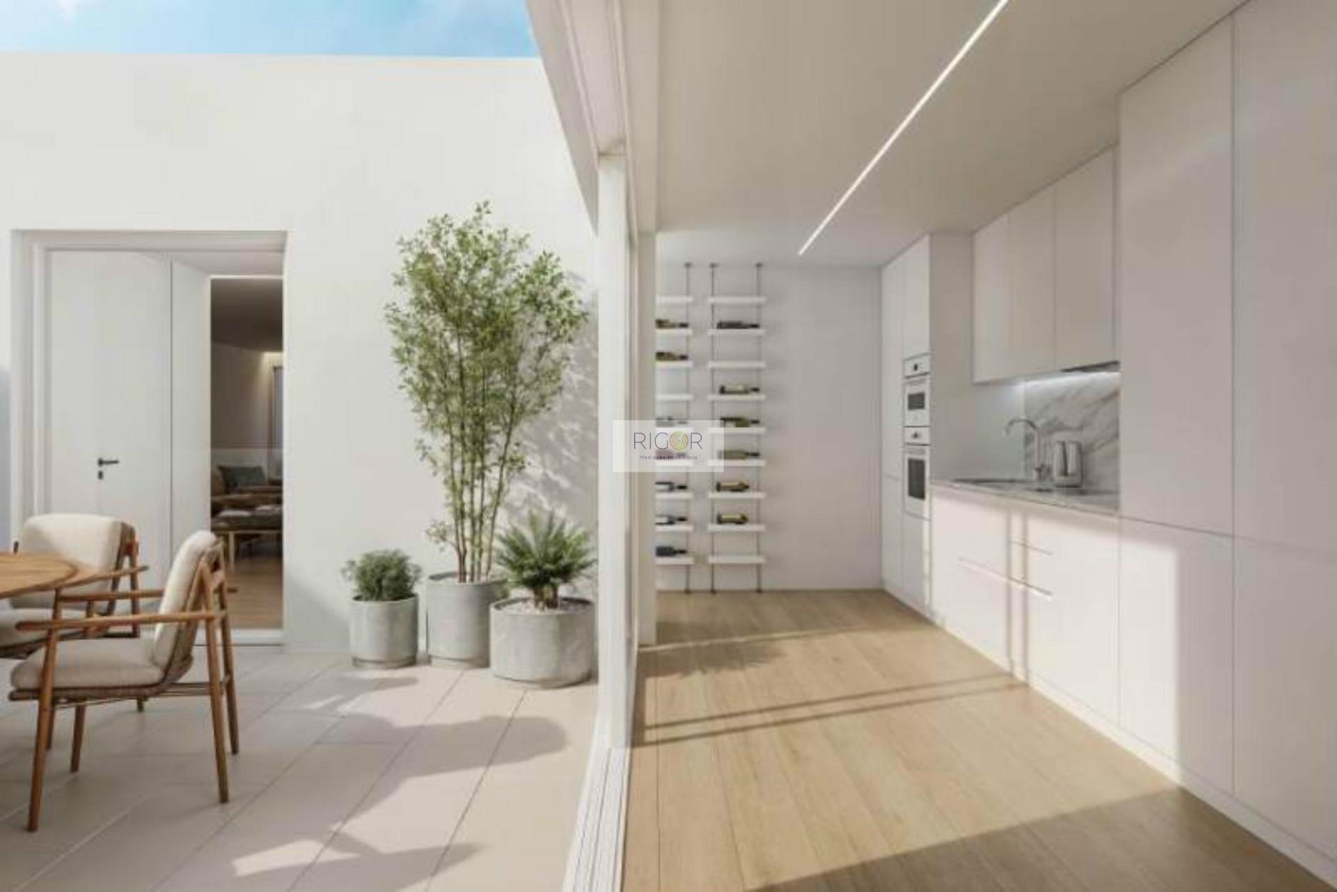 Apartamento T4 com 2 pátios, 3 lugares de estacionamento e arrumo em Matosinhos Sul