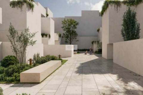 Apartamento T4 com 2 pátios, 3 lugares de estacionamento e arrumo em Matosinhos Sul