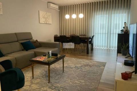 Apartamento T3 com boas áreas em zona residencial na Cidade da Maia