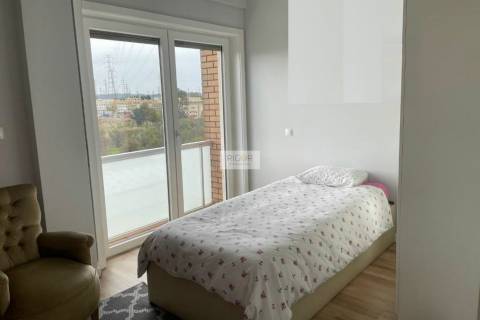 Apartamento T3 com boas áreas em zona residencial na Cidade da Maia