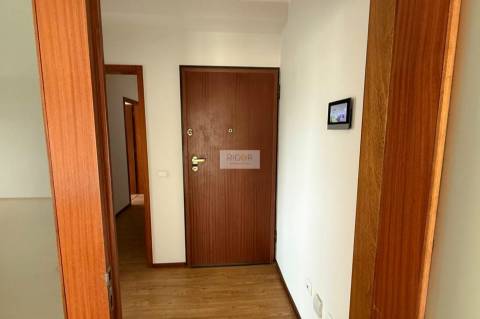 Apartamento T3 com garagem para 2 carros em Gueifães!