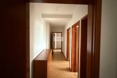 Apartamento T3 com garagem para 2 carros em Gueifães!