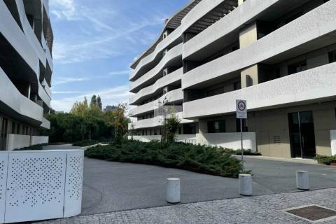 Apartamento T2 com 2 frentes, como novo, junto à “Casa das Artes”