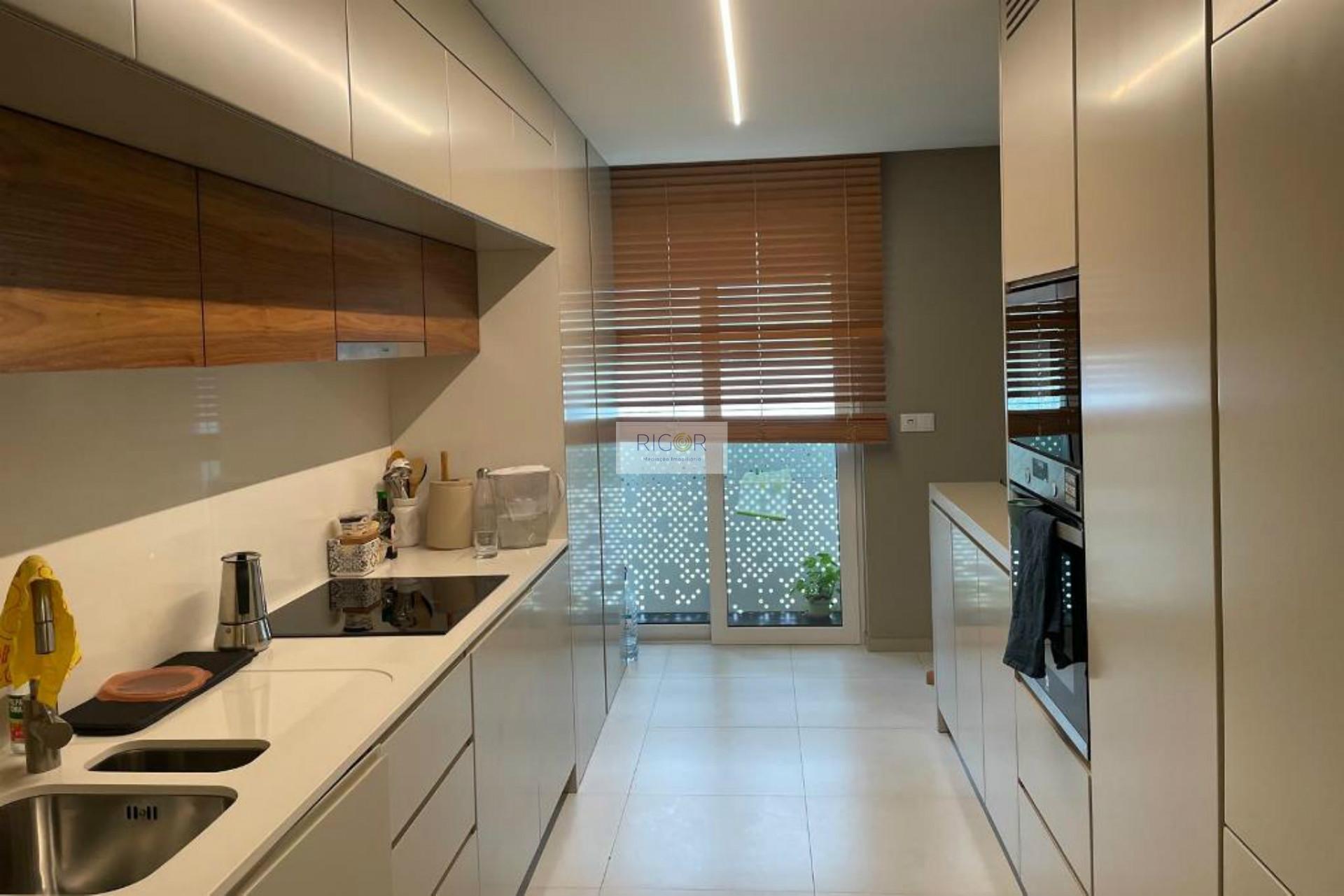 Apartamento T2 com 2 frentes, como novo, junto à “Casa das Artes”