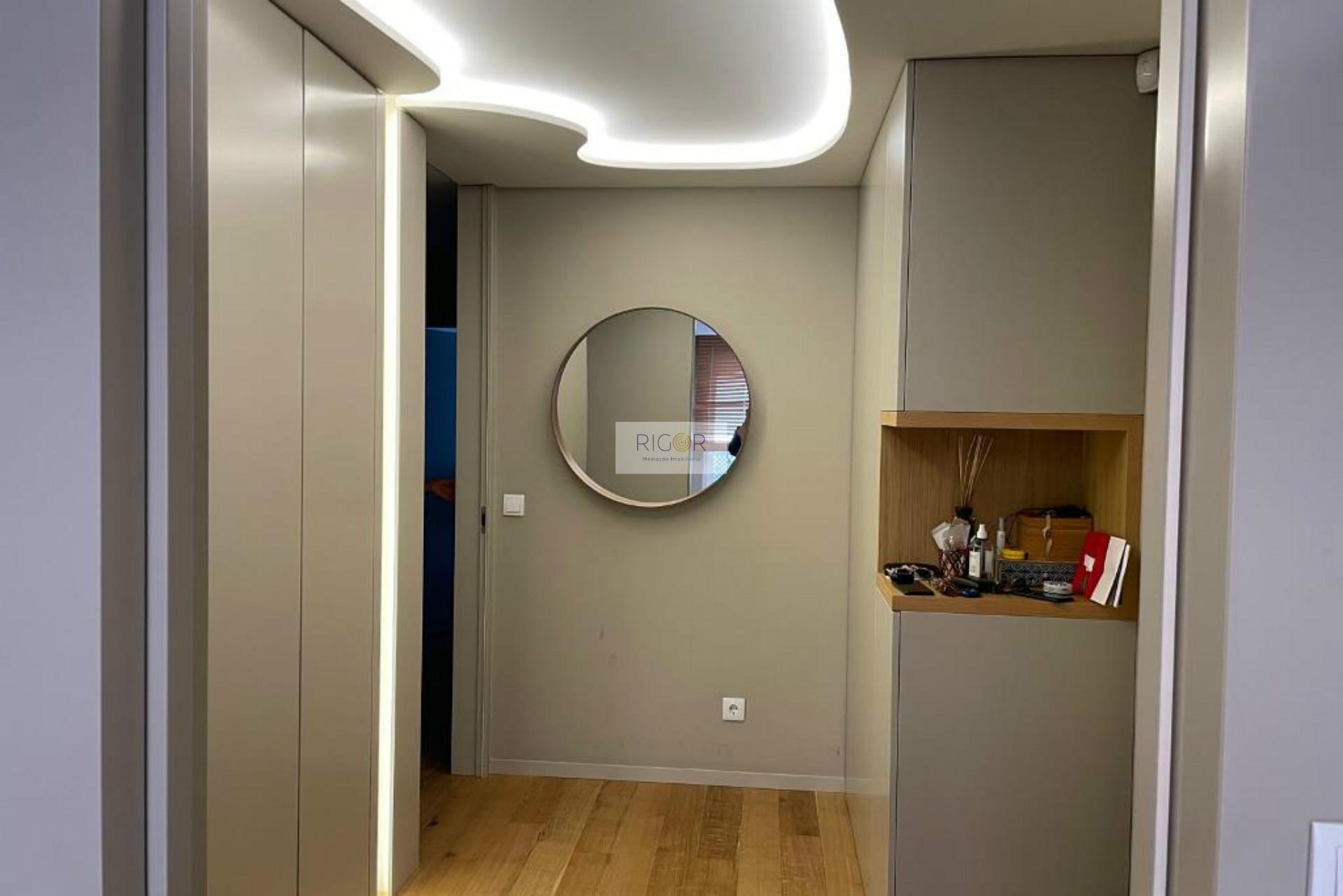 Apartamento T2 com 2 frentes, como novo, junto à “Casa das Artes”