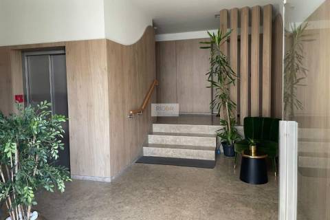 Apartamento T2 com 2 frentes, como novo, junto à “Casa das Artes”