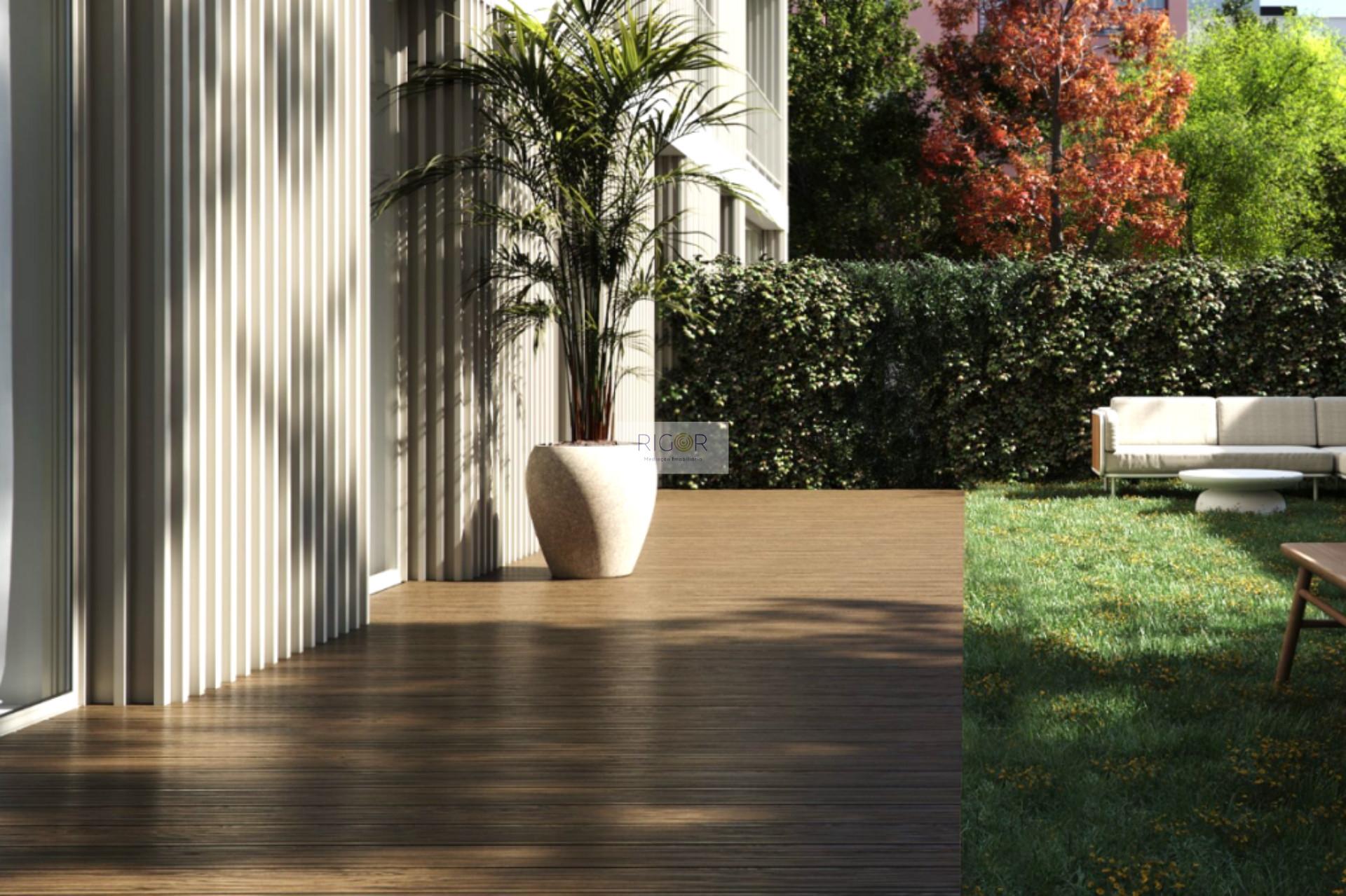 Loja de 82m2 com terraço e jardim exterior a poente a 500mts da praia de Matosinhos