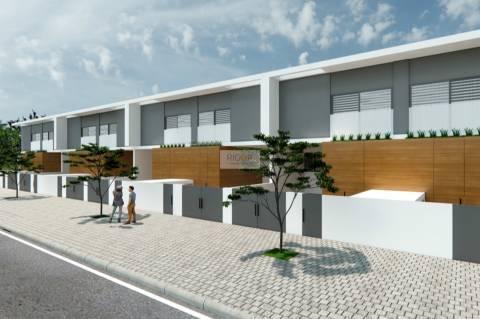 Moradia T3 de 2 frentes e jardim em construção em Águas Santas