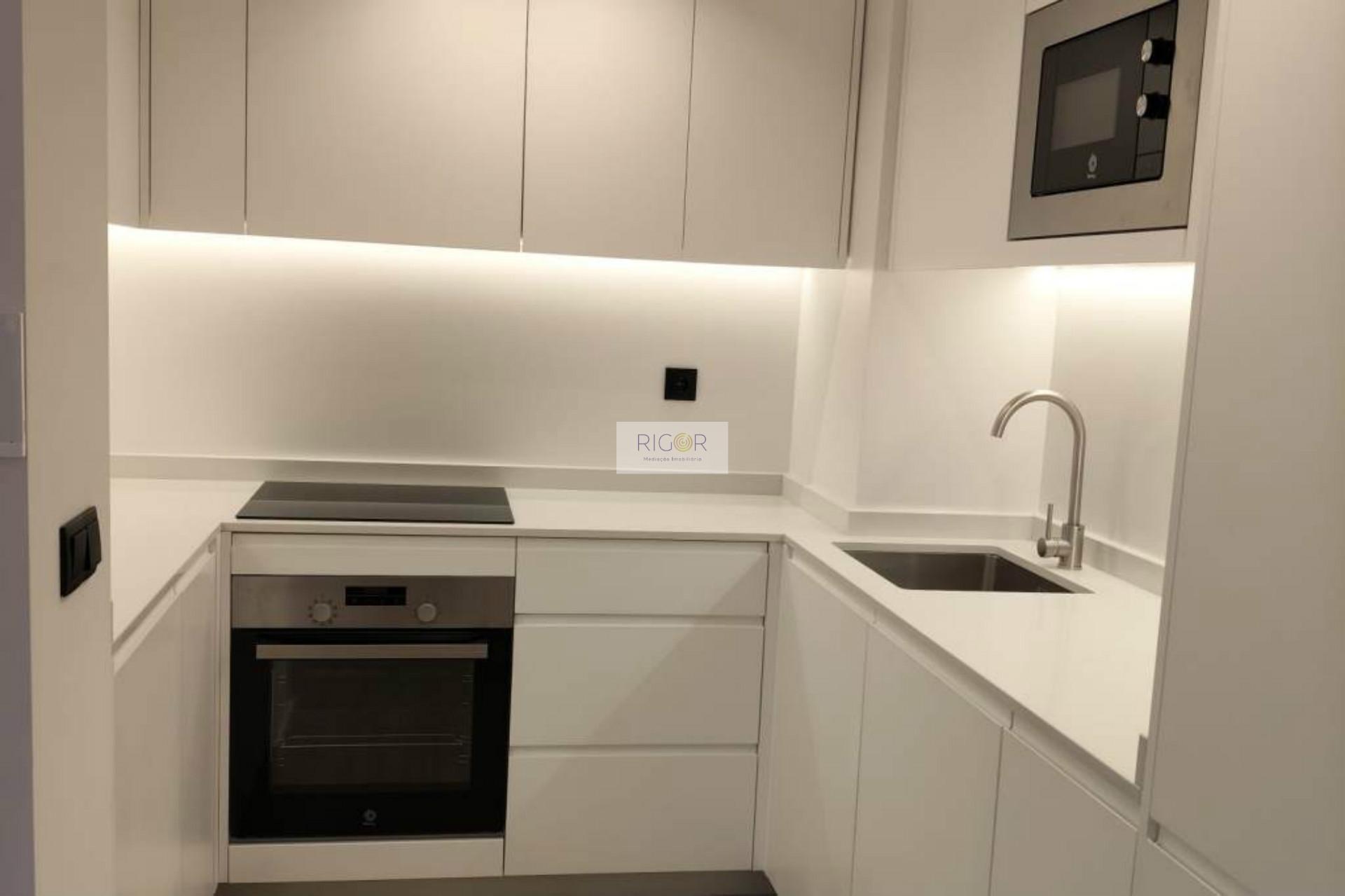 Apartamento T3 em Matosinhos, junto ao metro, pronto a habitar.