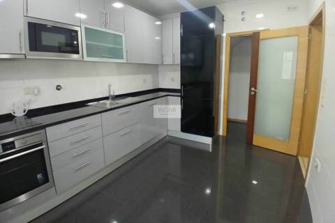 Moradia T4 de 3 frentes remodelada no centro da cidade