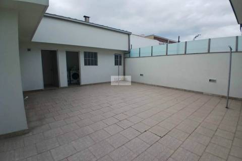 Moradia T4 de 3 frentes remodelada no centro da cidade