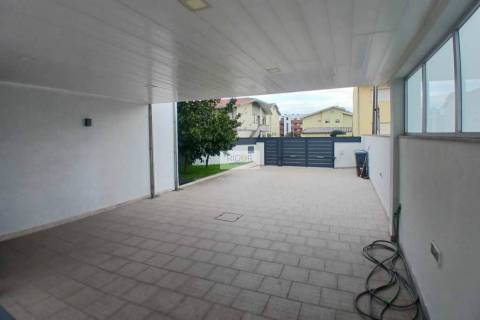 Moradia T4 de 3 frentes remodelada no centro da cidade