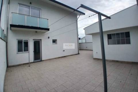 Moradia T4 de 3 frentes remodelada no centro da cidade