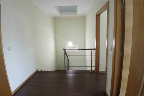 Moradia T4 de 3 frentes remodelada no centro da cidade