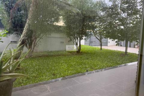 Moradia T4 de 3 frentes remodelada no centro da cidade