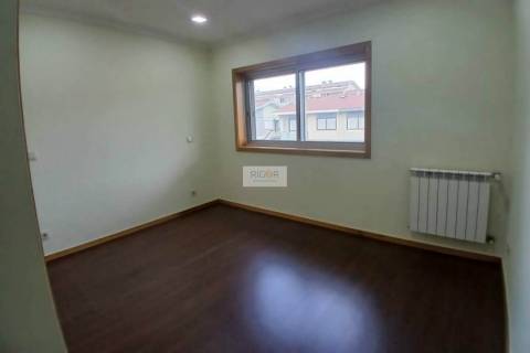 Moradia T4 de 3 frentes remodelada no centro da cidade