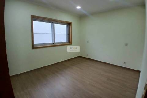 Moradia T4 de 3 frentes remodelada no centro da cidade