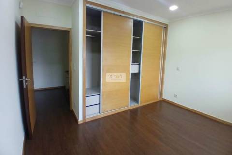 Moradia T4 de 3 frentes remodelada no centro da cidade