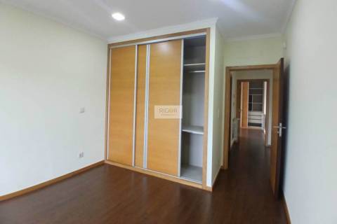 Moradia T4 de 3 frentes remodelada no centro da cidade