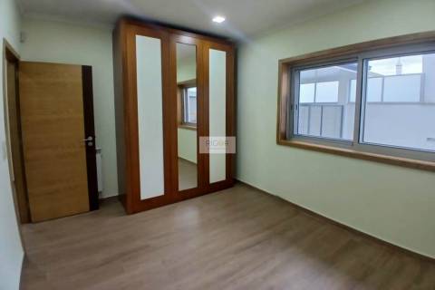 Moradia T4 de 3 frentes remodelada no centro da cidade