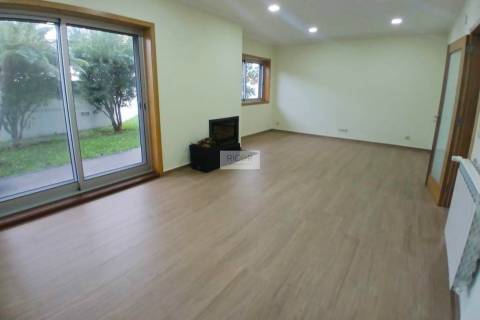 Moradia T4 de 3 frentes remodelada no centro da cidade