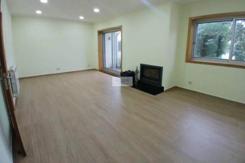 Moradia T4 de 3 frentes remodelada no centro da cidade