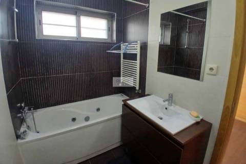 Moradia T4 de 3 frentes remodelada no centro da cidade