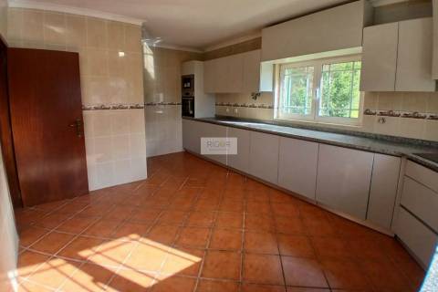 Moradia T3 de 4 frentes remodelada situada em Várzea, Amarante.