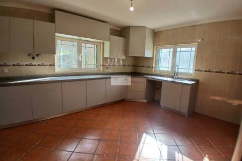 Moradia T3 de 4 frentes remodelada situada em Várzea, Amarante.