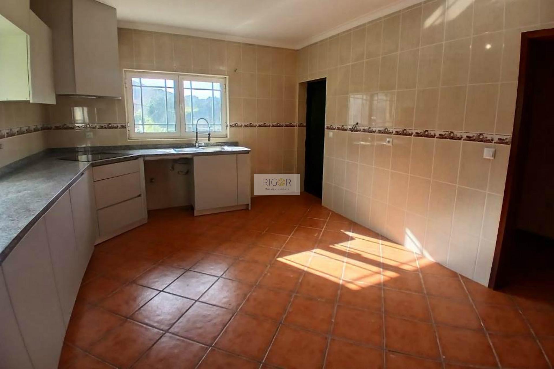 Moradia T3 de 4 frentes remodelada situada em Várzea, Amarante.