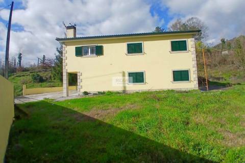 Moradia T3 de 4 frentes remodelada situada em Várzea, Amarante.