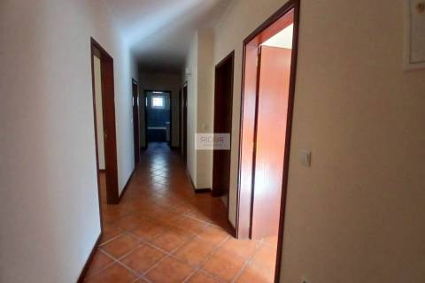 Moradia T3 de 4 frentes remodelada situada em Várzea, Amarante.