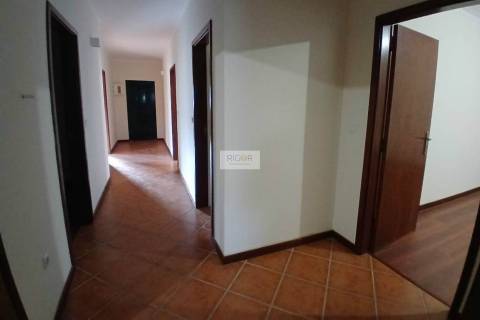 Moradia T3 de 4 frentes remodelada situada em Várzea, Amarante.