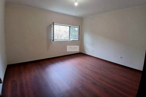 Moradia T3 de 4 frentes remodelada situada em Várzea, Amarante.