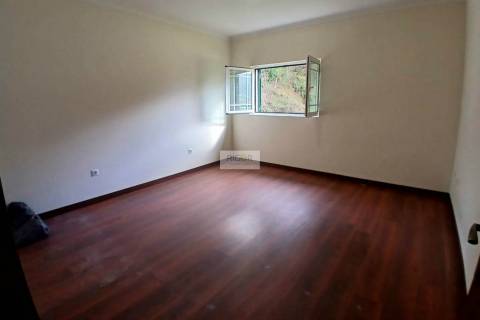 Moradia T3 de 4 frentes remodelada situada em Várzea, Amarante.