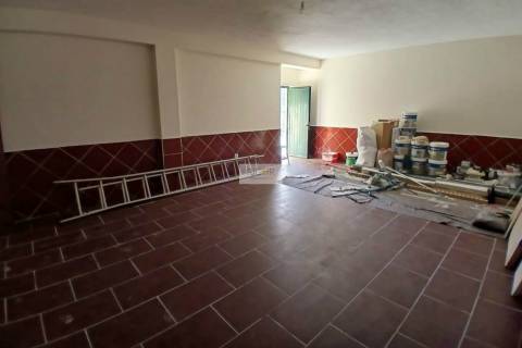 Moradia T3 de 4 frentes remodelada situada em Várzea, Amarante.