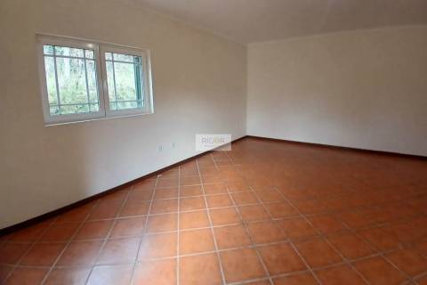 Moradia T3 de 4 frentes remodelada situada em Várzea, Amarante.