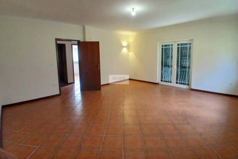 Moradia T3 de 4 frentes remodelada situada em Várzea, Amarante.