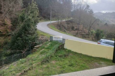 Moradia T3 de 4 frentes remodelada situada em Várzea, Amarante.