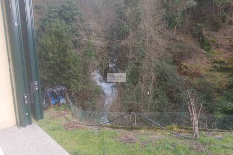 Moradia T3 de 4 frentes remodelada situada em Várzea, Amarante.