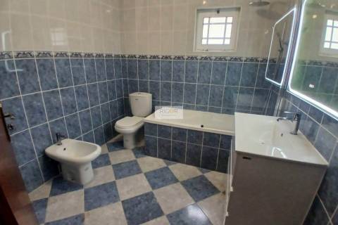 Moradia T3 de 4 frentes remodelada situada em Várzea, Amarante.