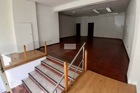 Loja de 70m2 e garagem no centro de Gueifâes