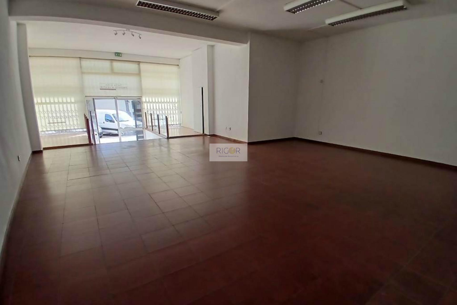 Loja de 70m2 e garagem no centro de Gueifâes