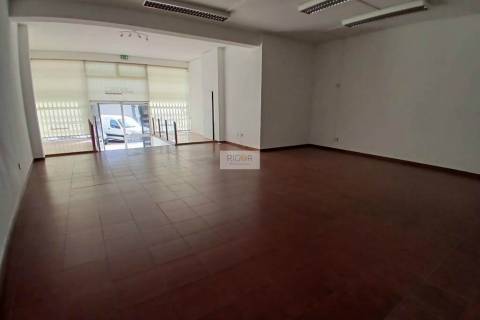 Loja de 70m2 e garagem no centro de Gueifâes