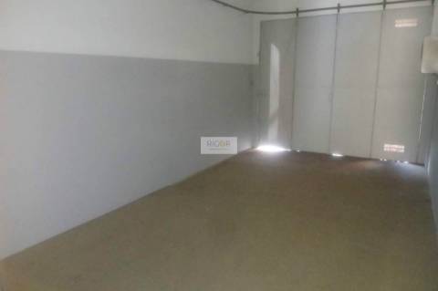 Loja de 70m2 e garagem no centro de Gueifâes