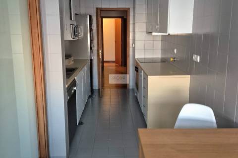 Apartamento t2 com varanda ao Hospital São João e faculdades