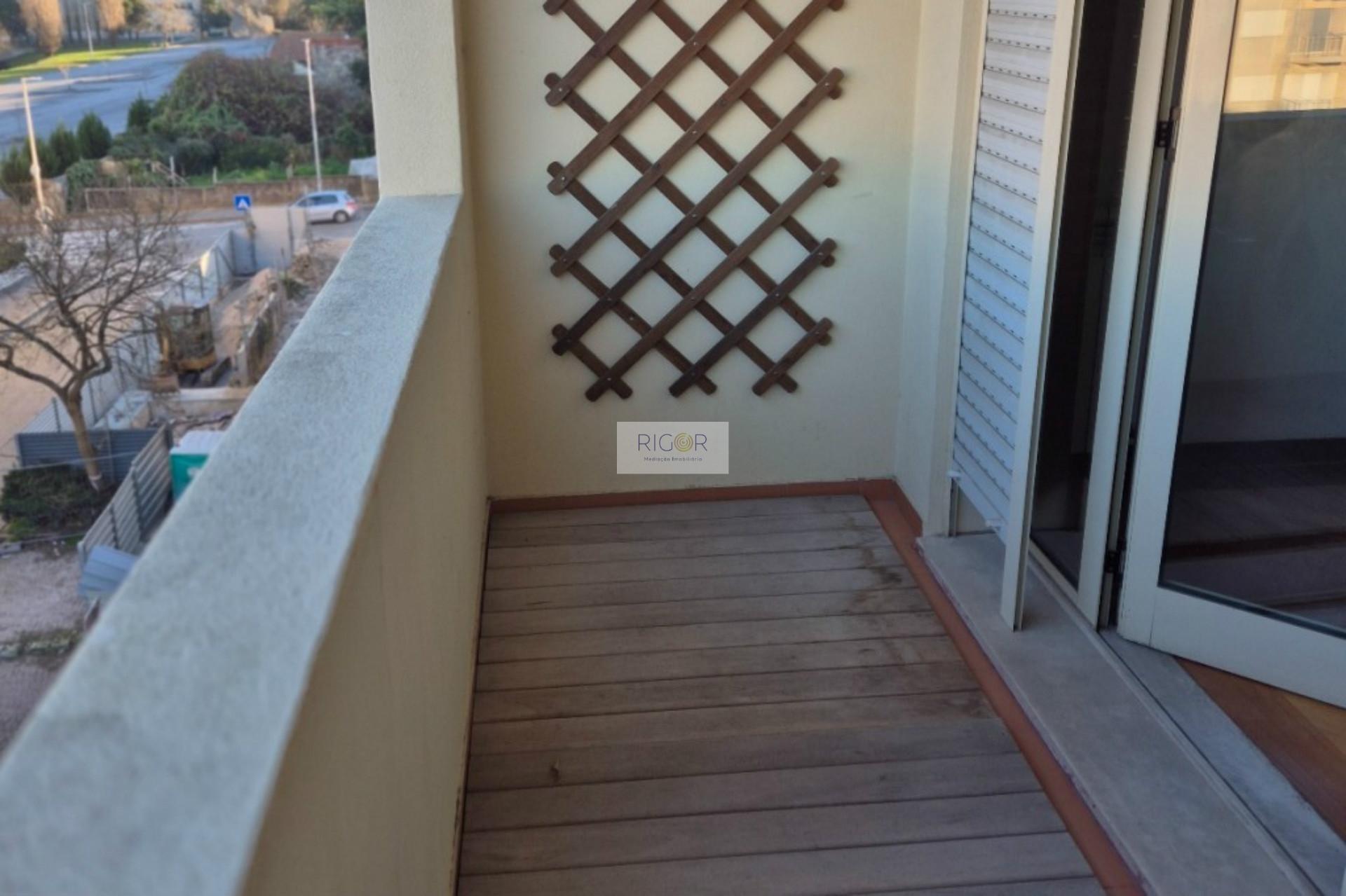 Apartamento t2 com varanda ao Hospital São João e faculdades